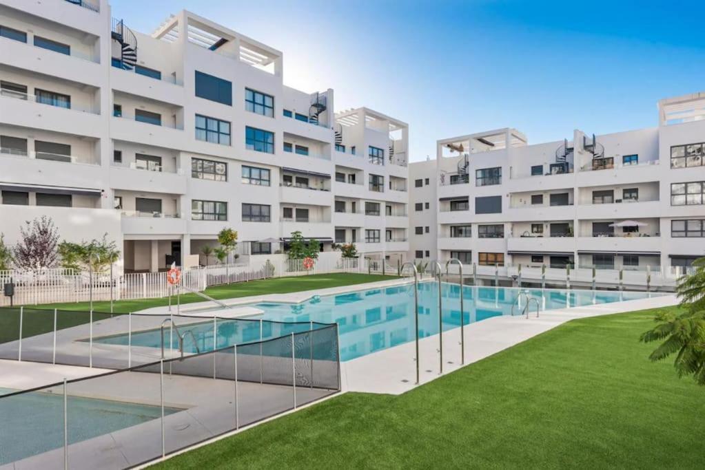 Terrace, Parking & Pool Apartamento Estepona